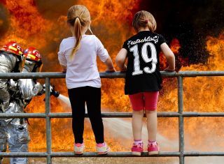 ΓΙΑΤΙ ΚΑΙΓΟΜΑΣΤΕ ΚΑΘΕ ΧΡΟΝΟ;